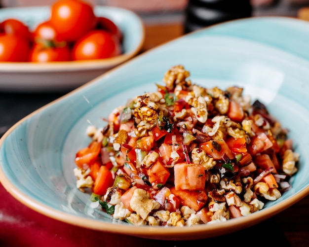 Fin, haut, haché, frais, salade, tomates, poivres, herbes, noix, assiette