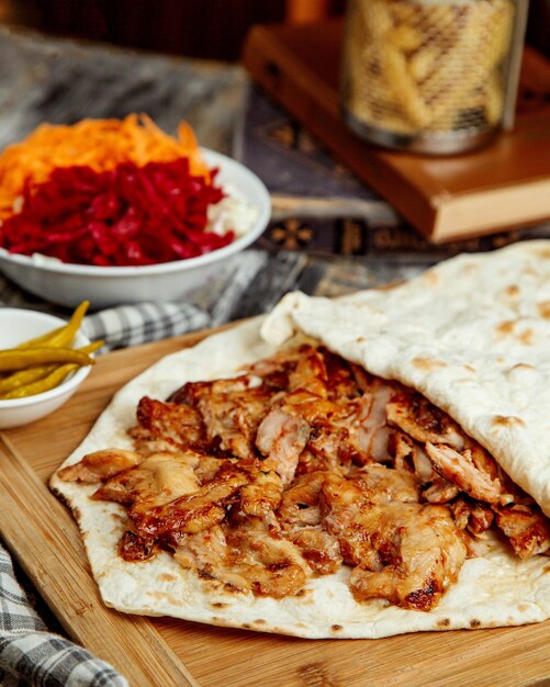 Fin, haut, poulet, doner, tranches, placé, flatbread