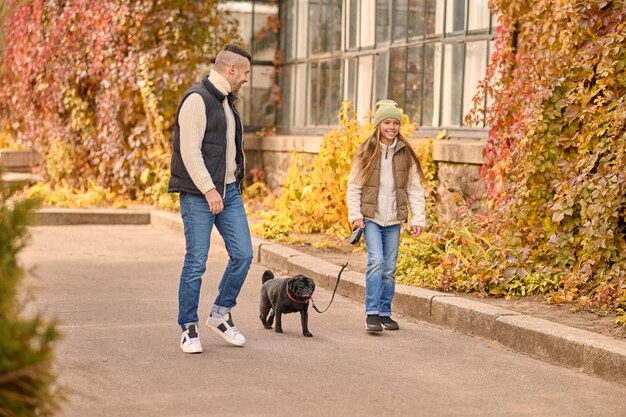 Fin de semaine. Une jolie famille passant du temps ensemble dans le parc