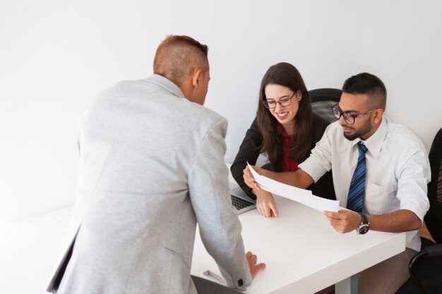 Financiers gais examinant des documents commerciaux