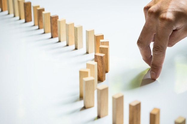 Finger, comme un homme d&#39;affaires et un bloc en bois, a atteint une impasse, Stalemate et résolvait un problème.