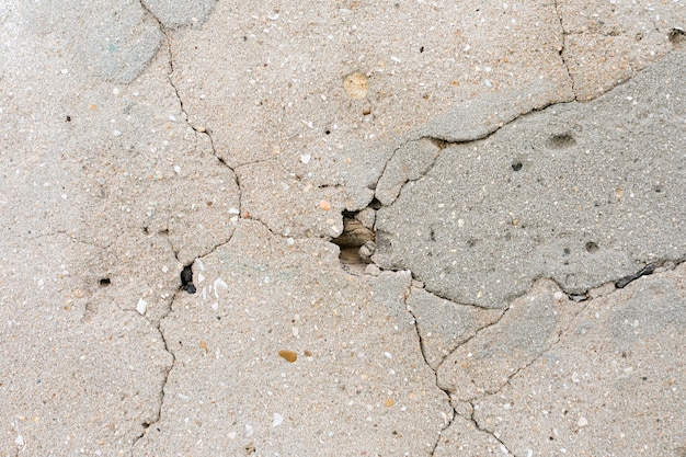 Fissures dans la surface du ciment