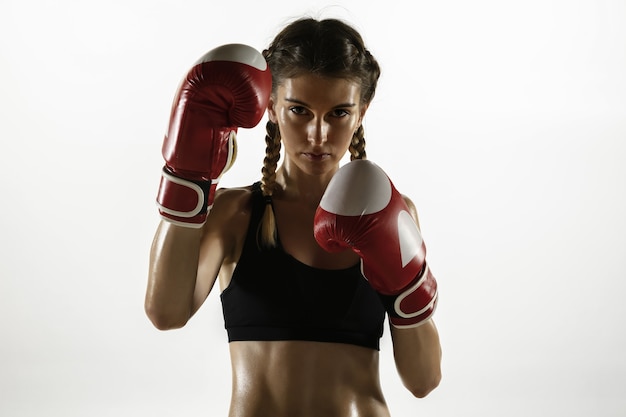 Fit caucasian woman in sportswear boxe isolé sur fond blanc