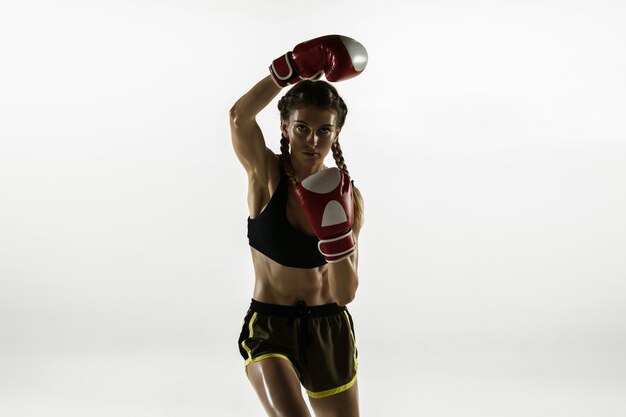 Fit femme caucasienne en boxe sportswear isolé sur fond blanc.