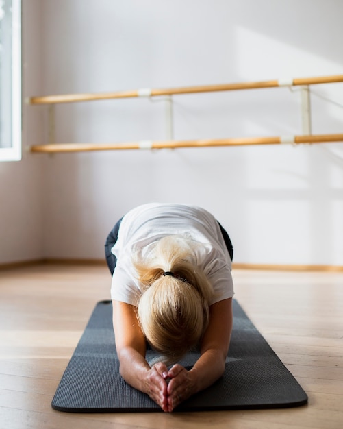 Fit femme qui s'étend de son corps