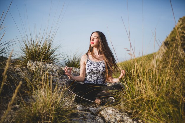 Fit femme relaxant sur le rock