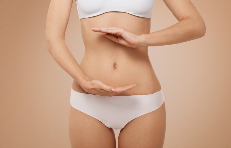 Photo gratuit fit femme vêtue de lingerie blanche