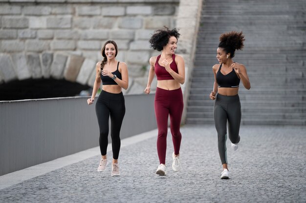 Fit les femmes qui courent ensemble en plein plan