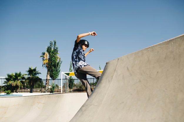 Fit guy skating avec casque extérieur