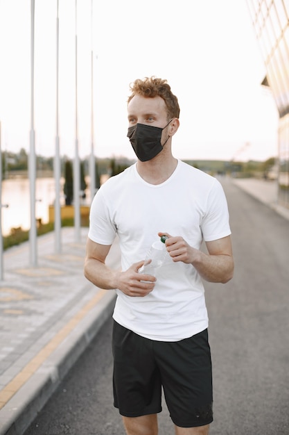 Photo gratuite fit homme jogging en plein air