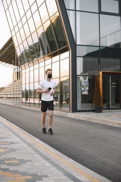 Fit homme jogging en plein air