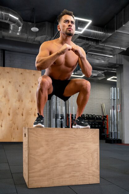 Fit homme travaillant à la salle de gym