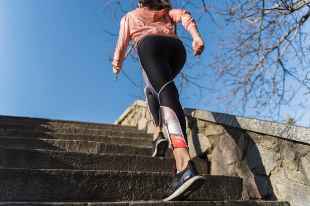 Fit jeune femme monter les escaliers en plein air