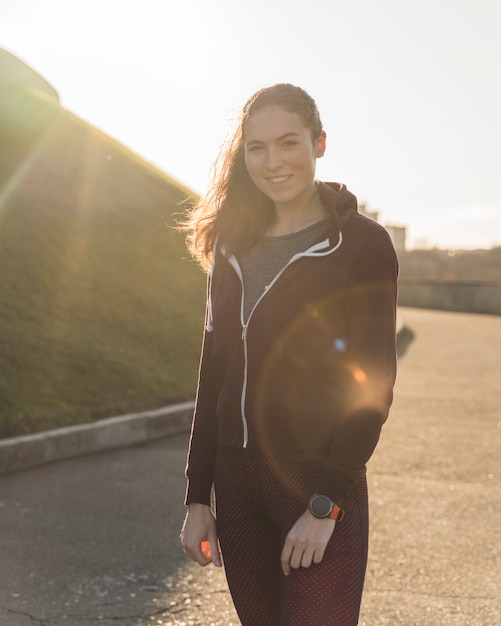 Photo gratuite fit la jeune femme prête pour la formation