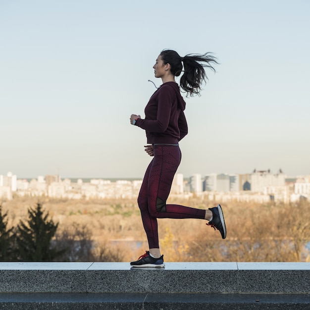 Fit la jeune femme s'entraînant en plein air