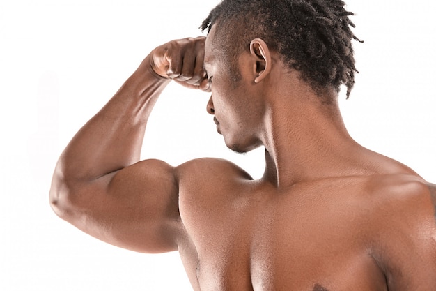 Fit le jeune homme avec un beau torse isolé