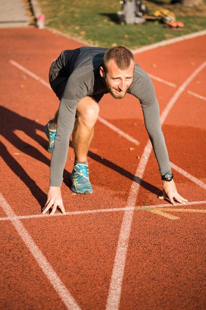 Fitness boy prêt à courir