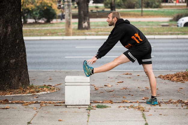 Photo gratuite fitness boy qui s'étend