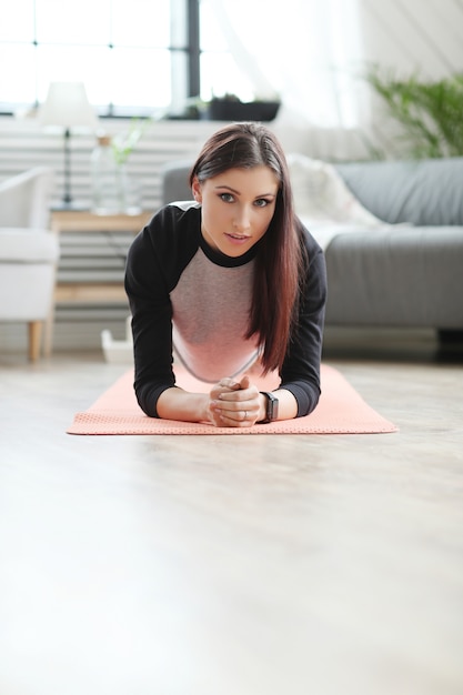 Fitness à domicile, femme exerçant