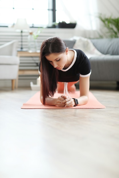 Fitness à domicile, femme exerçant