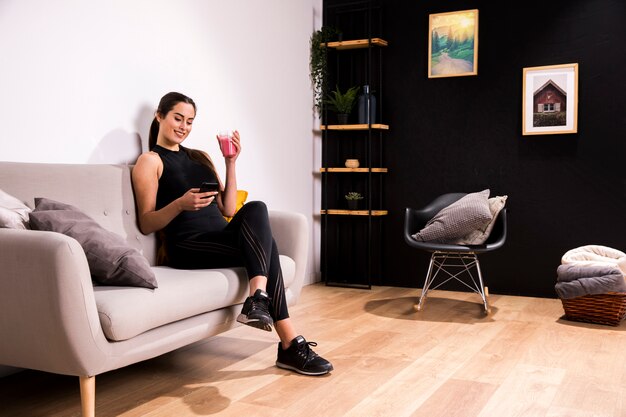 Fitness femme buvant un jus de désintoxication