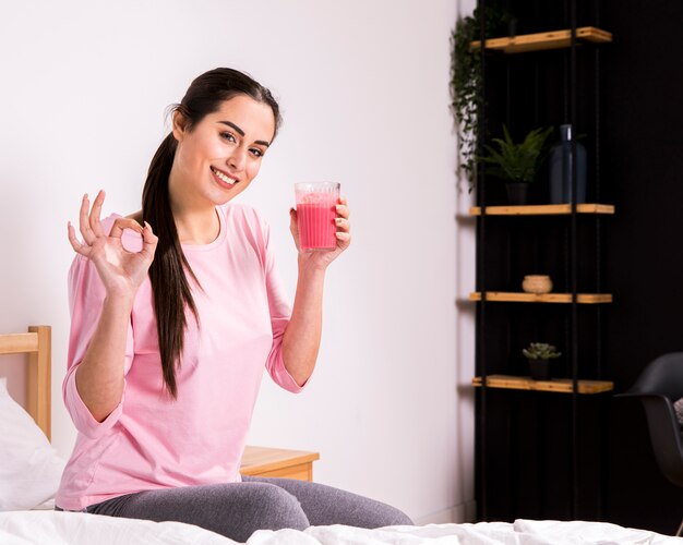 Fitness femme buvant un jus de désintoxication