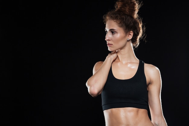 Fitness femme debout et tenant le cou