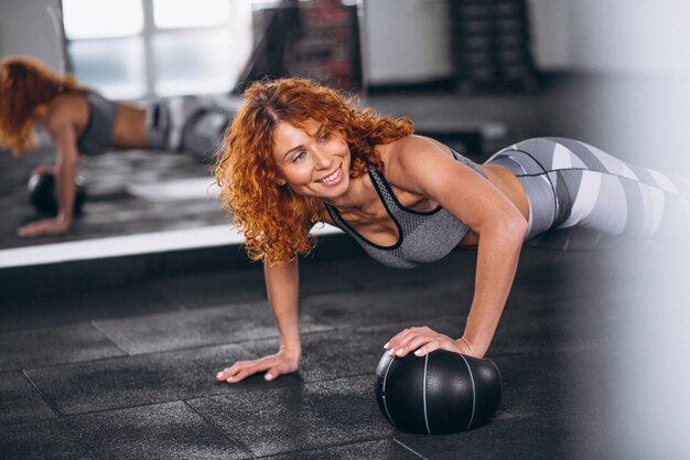 Fitness femme faisant des tractions au gymnase