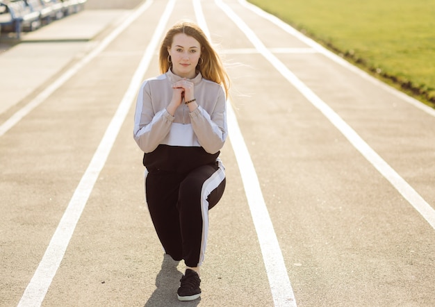 Photo gratuite fitness femme formation à l'extérieur, vivant actif en bonne santé