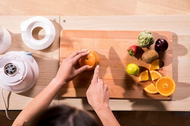 Fitness femme préparant un jus de désintoxication