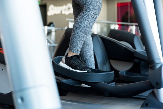 Fitness girl à l&#39;aide d&#39;un vélo elliptique