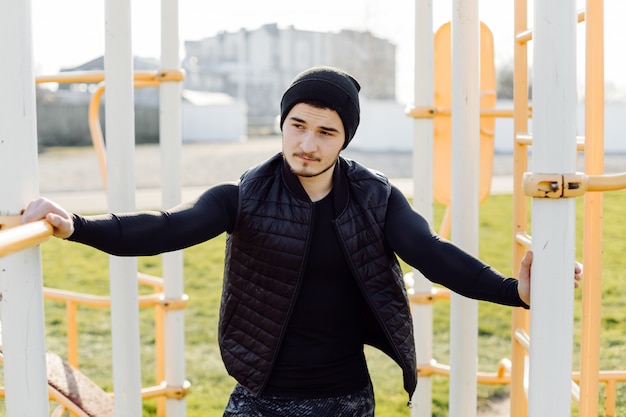 fitness homme formation en plein air vivant actif en bonne santé