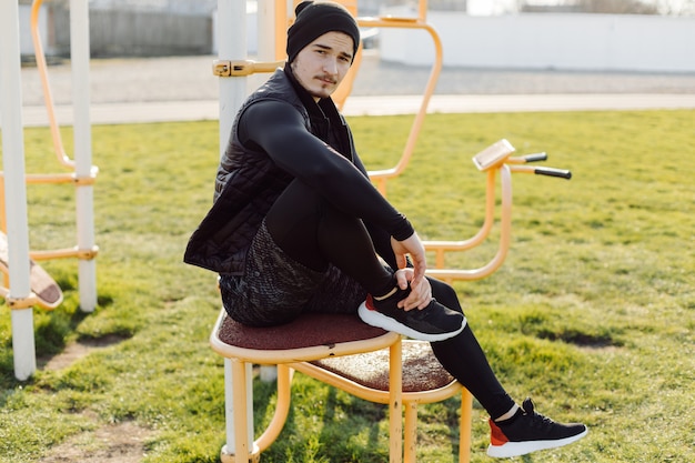 fitness homme formation en plein air vivant actif en bonne santé