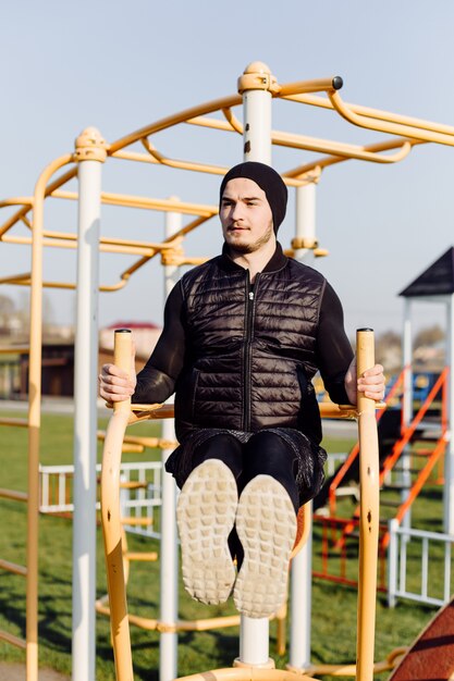 fitness homme formation en plein air vivant actif en bonne santé