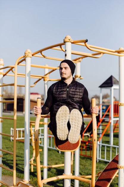 fitness homme formation en plein air vivant actif en bonne santé