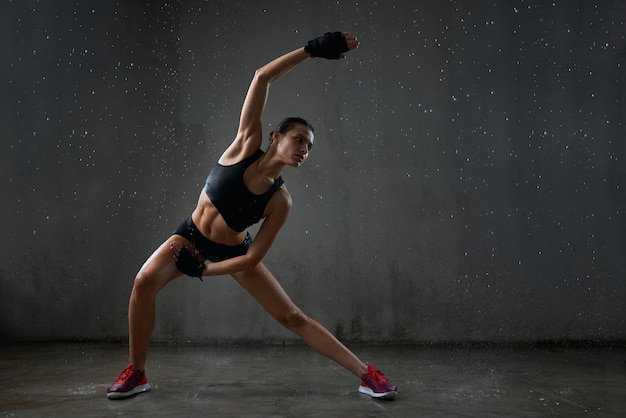 Photo gratuite fitnesswoman humide qui s'étend avant l'entraînement