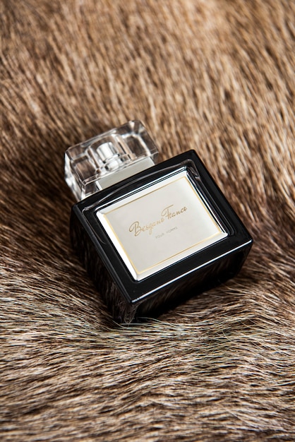 Photo gratuite flacon de parfum eau de parfum sur une couverture moelleuse