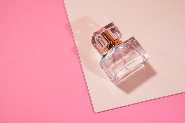 Photo gratuite flacon de parfum grand angle