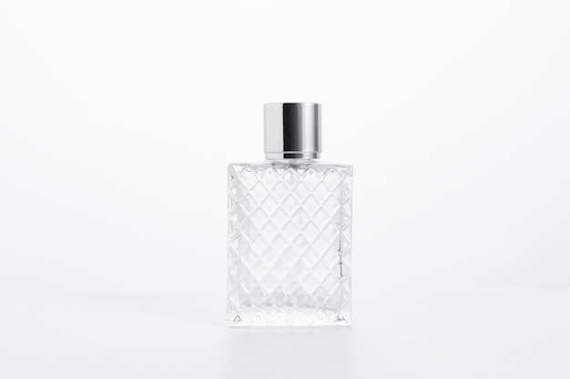 Photo gratuite flacon de parfum en verre élégant isolé sur une surface blanche