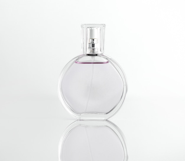 Photo gratuite flacon de parfum en verre transparent avec couvercle