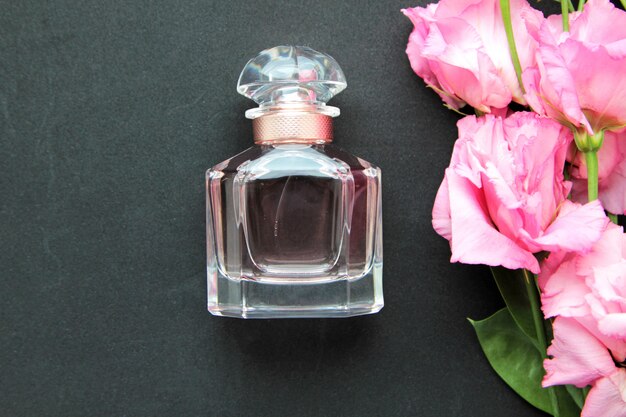 Flacon de parfum vue de face avec roses roses