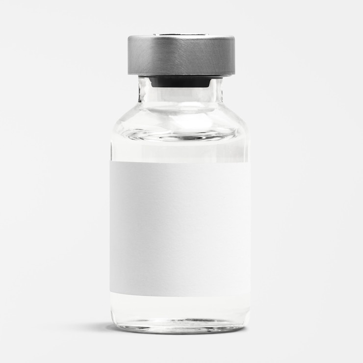 Photo gratuit flacon en verre de bouteille d'injection avec étiquette blanche vierge