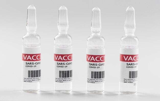 Photo gratuite flacons de vaccin préventif contre le coronavirus