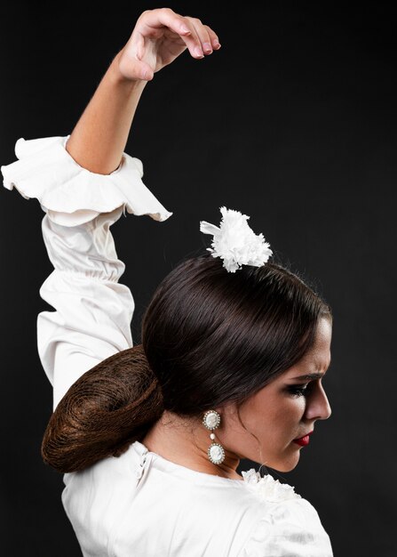 Flamenca vue de dos avec la main levée