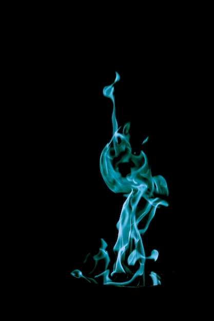 La flamme bleue du feu qui fait rage