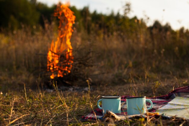 Flammes à angle faible avec des tasses à côté