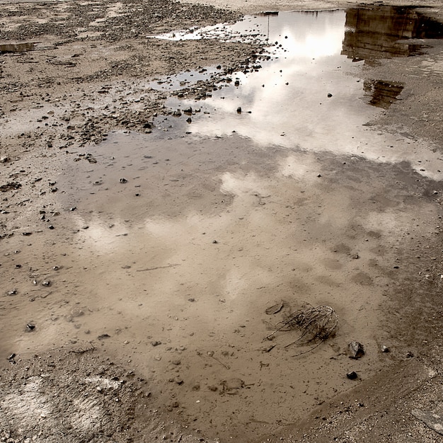 flaque d&#39;eau sur terre