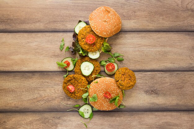 Flat Lay délicieux burgers végétaliens