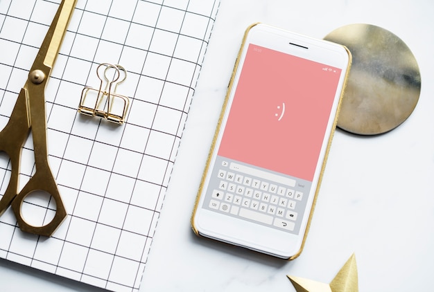 Flatlay de l&#39;espace de travail féminin et girly