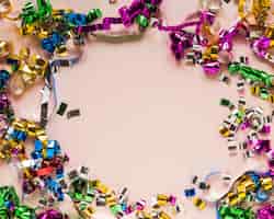 Photo gratuite flay lay de cadre de confettis pour le carnaval